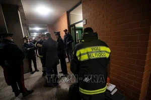 Cảnh sát điều tra tại hiện trường một vụ nổ bom thư tại Italy. Ảnh tư liệu: ANSA/TTXVN