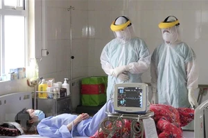 Các bác sĩ theo dõi diễn biến sức khỏe bệnh nhân nhiễm COVID-19 tại Bệnh viện bệnh lý hô hấp cấp tính số 2 (thành phố Hạ Long). Ảnh: TTXVN