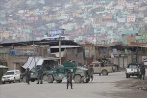 Lực lượng an ninh Afghanistan phong tỏa khu vực đền thờ đạo Sikh-Hindu ở thủ đô Kabul, nơi xảy ra vụ tấn công ngày 25-3-2020. Ảnh: AP/TTXVN