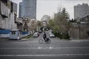 Cảnh vắng vẻ tại một tuyến phố do dịch Covid-19 ở Tehran, Iran ngày 25-3. Ảnh: THX/TTXVN