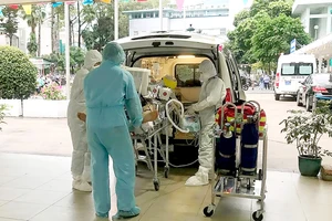 Các bác sĩ Bệnh viện Chợ Rẫy đưa bệnh nhân thứ 91 về phòng điều trị