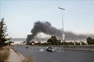 Khói bốc lên tại khu vực Abou Slim thuộc Tripoli, Libya do xung đột giữa lực lượng ủng hộ Chính phủ và lực lượng LNA trung thành với Tướng Khalifa Haftar, ngày 6-5-2020. Ảnh: THX/TTXVN