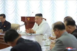 Nhà lãnh đạo Kim Jong-un (thứ 2, trái sang) chủ trì hội nghị lần thứ 13 của Bộ Chính trị đảng Lao động Triều Tiên ở Bình Nhưỡng ngày 7/6/2020. Ảnh: YONHAP/TTXVN