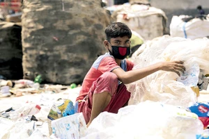 Một lao động trẻ em 12 tuổi đang phân loại rác tại bãi rác ở Dhaka, Bangladesh. Ảnh: UNICEF 