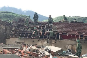 Giúp dân khắc phục thiệt hại lốc xoáy