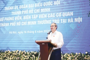 Bí thư Thành ủy TPHCM Nguyễn Thiện Nhân phát biểu tại buổi gặp mặt. Ảnh: VIẾT CHUNG