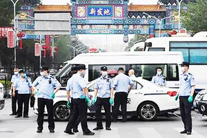 Các biện pháp kiểm soát nghiêm ngặt được triển khai ở thành phố Bắc Kinh, Trung Quốc. Ảnh: CNN