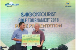 Ông Phạm Huy Bình (trái) trong sự kiện từ thiện cộng đồng do Saigontourist Group tổ chức