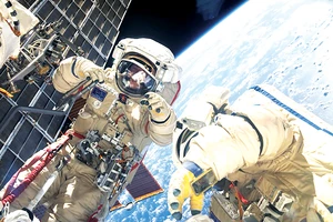 Hai phi hành gia người Nga thực hiện chuyến đi bộ ngoài không gian đầu tiên trên Trạm ISS. Ảnh: NASA