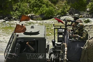 Binh sĩ Ấn Độ tuần tra tại Gagangir, khu vực biên giới giữa Ấn Độ và Trung Quốc, ngày 17-6-2020. Ảnh: AFP/TTXVN