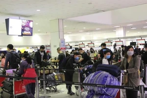 Công dân Việt Nam xếp hàng làm thủ tục lên máy bay tại sân bay quốc tế Sydney để khởi hành về nước, ngày 3-7-2020. Ảnh: TTXVN