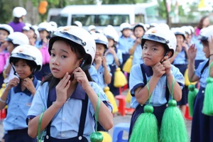 Trao tặng hơn 1,9 triệu nón bảo hiểm cho học sinh lớp 1