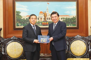 Chủ tịch UBND TPHCM Nguyễn Thành Phong tiếp Đại sứ CHDCND Lào Sengphet Houngboungnuang. Ảnh: DŨNG PHƯƠNG