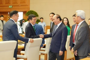 Thủ tướng trò chuyện với các đại biểu. Ảnh: VGP/Quang Hiếu