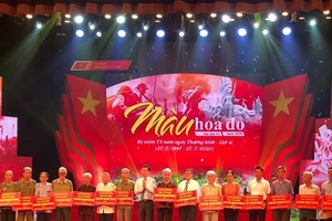 Đồng chí Võ Văn Thưởng trao tặng quà tới các gia đình thương binh, liệt sĩ tại chương trình. Ảnh: Báo Điện tử Đảng Cộng sản Việt Nam