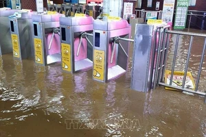 Nhà ga tàu điện ngầm bị ngập sau mưa lớn tại Busan, Hàn Quốc, ngày 23-7-2020. Ảnh: Yonhap/TTXVN