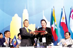 Chủ tịch Quốc hội Nguyễn Thị Kim Ngân tiếp nhận chức Chủ tịch Đại hội đồng Liên nghị viện ASEAN lần thứ 41 (AIPA 41), tại lễ bế mạc Đại hội đồng AIPA 40 ở Bangkok (Thái Lan), sáng 29-8-2019. Ảnh: TTXVN