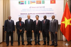 Thứ trưởng Bộ Ngoại giao Tô Anh Dũng với các Đại sứ, đại diện Đại sứ quán các nước Algeria, Angola, Mozambique, Nigeria và Nam Phi tại Việt Nam. Ảnh: Văn Điệp/TTXVN