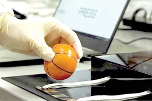 “Da điện tử” có thể phân biệt giữa quả bóng mềm và quả bóng nhựa cứng