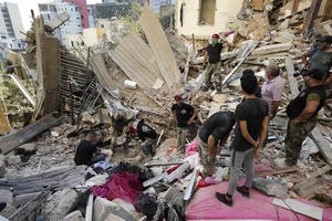 Các binh sĩ Lebanon tìm kiếm người sống sót sau vụ nổ. Ảnh: AP