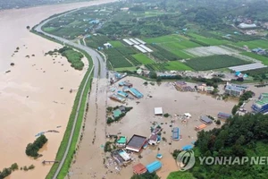 Một ngôi làng ở Hadong, tỉnh Gyeongsang Nam, bị nhấn chìm do nước tràn từ sông Seomjin, ngày 8-8-2020. Ảnh: Yonhap