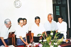 Đồng chí Lê Khả Phiêu (giữa) cùng các đồng chí trong Hội đồng Xuất bản Văn kiện Đảng duyệt bìa bộ sách “Văn kiện Đảng toàn tập”, năm 1998. Ảnh tư liệu