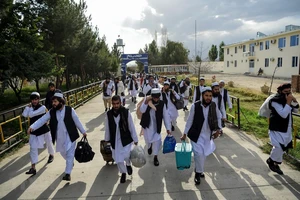 Các tù nhân Taliban được phóng thích khỏi nhà tù Pul-e-Charkhi ở ngoại ô thủ đô Kabul, Afghanistan ngày 31-7-2020. Ảnh: AFP/TTXVN