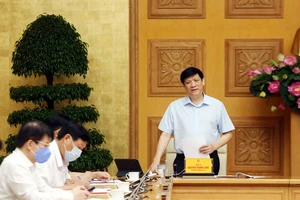 GS-TS Nguyễn Thanh Long, Quyền Bộ trưởng Bộ Y tế phát biểu tại buổi họp. Ảnh: Đình Nam/VGP
