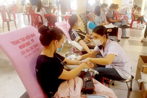 Gần 200 tăng ni, Phật tử chùa Vĩnh Nghiêm và người dân các phường trên địa bàn quận 3 tham gia hiến máu