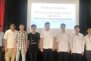 6 học sinh (đứng giữa) đội tuyển việt Nam dự Olympic Tin học Châu Á - Thái Bình Dương đều giành huy chương. Ảnh: PLO