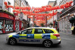 Xe cảnh sát đỗ tại khu phố người Hoa ở London, Anh trong cuộc khủng hoảng COVID-19. Ảnh: Shutterstock
