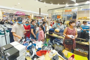 Người dân mua sắm tại siêu thị AEON Mall Bình Tân, TPHCM dịp lễ 2-9. Ảnh: CAO THĂNG