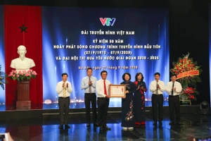 Thay mặt lãnh đạo Đảng, Nhà nước, Phó Chủ tịch nước Đặng Thị Ngọc Thịnh trao Huân chương Lao động hạng nhất cho tập thể Đài Truyền hình Việt Nam. Ảnh: VTV