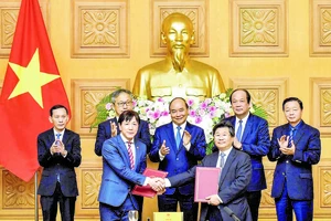 Thủ tướng Nguyễn Xuân Phúc chứng kiến lễ trao thỏa thuận hợp tác giữa Cục Đầu tư nước ngoài (Bộ KH-ĐT) và JETRO. Ảnh: VIẾT CHUNG