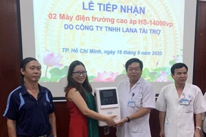 Đại diện Bệnh viện Thống Nhất tiếp nhận tài trợ 02 máy điện trường cao áp HS-14000vp