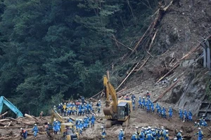 Lực lượng cứu hộ làm nhiệm vụ tại hiện trường vụ lở đất do bão Haishen ở tỉnh Miyazaki, Nhật Bản ngày 8-9-2020. Ảnh: AFP/TTXVN