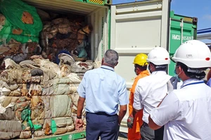 Sri Lanka trả lại Anh 21 container chất thải