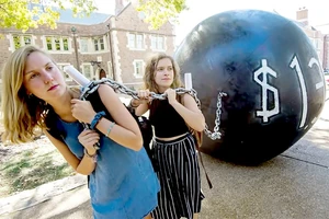 Các sinh viên Đại học Washington kéo quả bóng tượng trưng cho khoản nợ học phí của mình. Ảnh: Getty Images