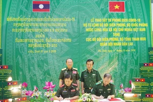 Lãnh đạo Bộ đội Biên phòng hai nước Việt Nam - Lào ký biên bản bàn giao và tiếp nhận vật tư y tế
