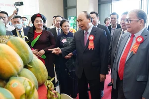Thủ tướng Nguyễn Xuân Phúc tham quan khu triển lãm tại Đại hội Hội Nông dân Việt Nam. Ảnh: QUANG PHÚC