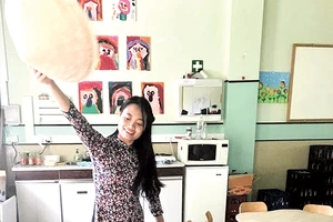 Cô Liên giới thiệu về Việt Nam với các bé mẫu giáo