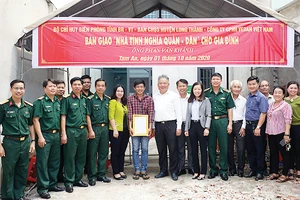 Ông Hwang Fa Jane - đại diện Công ty CPHH Vedan Việt Nam cùng đại diện chính quyền địa phương trong buổi trao tặng nhà cho anh Phan Văn Khánh