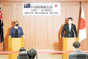 Bộ trưởng Quốc phòng Australia Linda Reynolds (trái) với Bộ trưởng Quốc phòng Nhật Bản Kishi Nobuo
