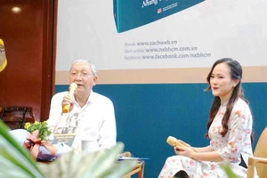 Nhà văn Lê Văn Nghĩa trong chương trình ra mắt tác phẩm mới, được tổ chức tại Đường sách TPHCM