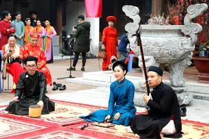 Biểu diễn ca trù trong một buổi sinh hoạt của nhóm Đình Làng Việt