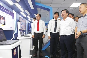 Chủ tịch UBND TPHCM Nguyễn Thành Phong thăm Không gian sáng tạo và trải nghiệm chuyển đổi số TPHCM. Ảnh: HOÀNG HÙNG