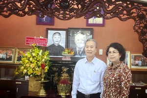 Đồng chí Tô Thị Bích Châu cùng gia đình tham quan phòng trưng bày thân thế và sự nghiệp Luật sư Nguyễn Hữu Thọ tại nhà riêng. Ảnh: hcmcpv