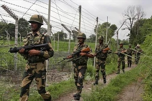 Binh sĩ Ấn Độ tuần tra gần đường Ranh giới Kiểm soát (LoC) phân chia khu vực Kashmir với nước láng giềng Pakistan. Ảnh tư liệu: AP/TTXVN