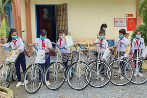 Học sinh nghèo hiếu học ở huyện Dương Minh Châu với niềm vui được tặng xe đạp mới