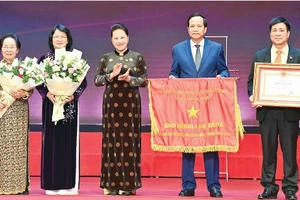 Chủ tịch Quốc hội Nguyễn Thị Kim Ngân trao danh hiệu Anh hùng Lao động cho Quỹ Bảo trợ Trẻ em Việt Nam